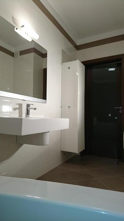Quiet And Spacious With Garage Option Apartment *