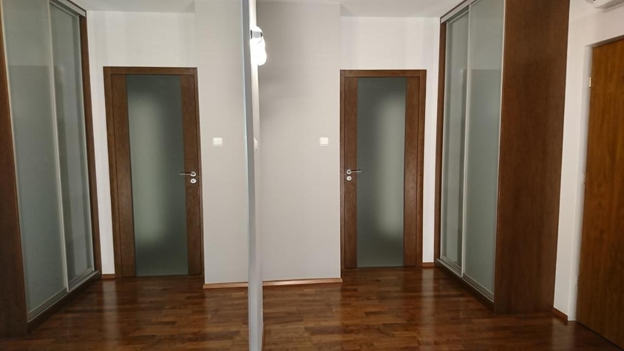 Quiet And Spacious With Garage Option Apartment *