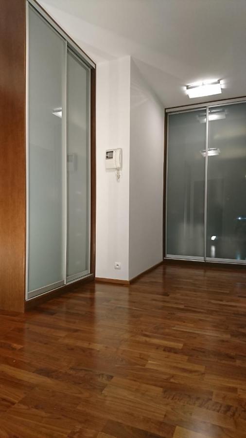 Quiet And Spacious With Garage Option Apartment *