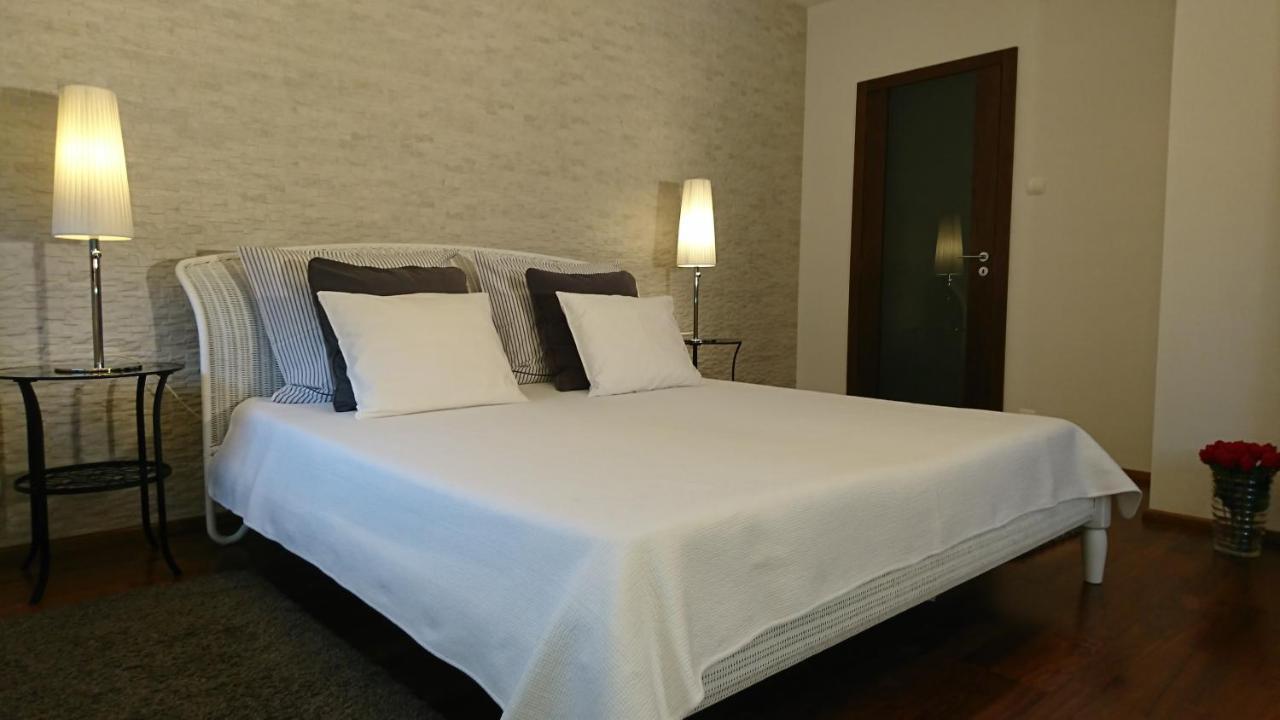 Quiet And Spacious With Garage Option Apartment