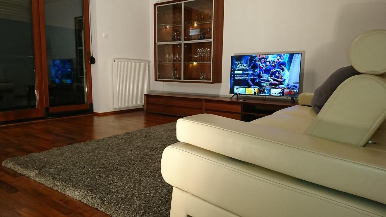 Quiet And Spacious With Garage Option Apartment